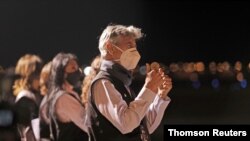 Presiden Peru Francisco Sagasti memberi isyarat setelah kedatangan dosis vaksin Sinopharm China melawan COVID-19, di Lima. (Foto: Thomson Reuters)