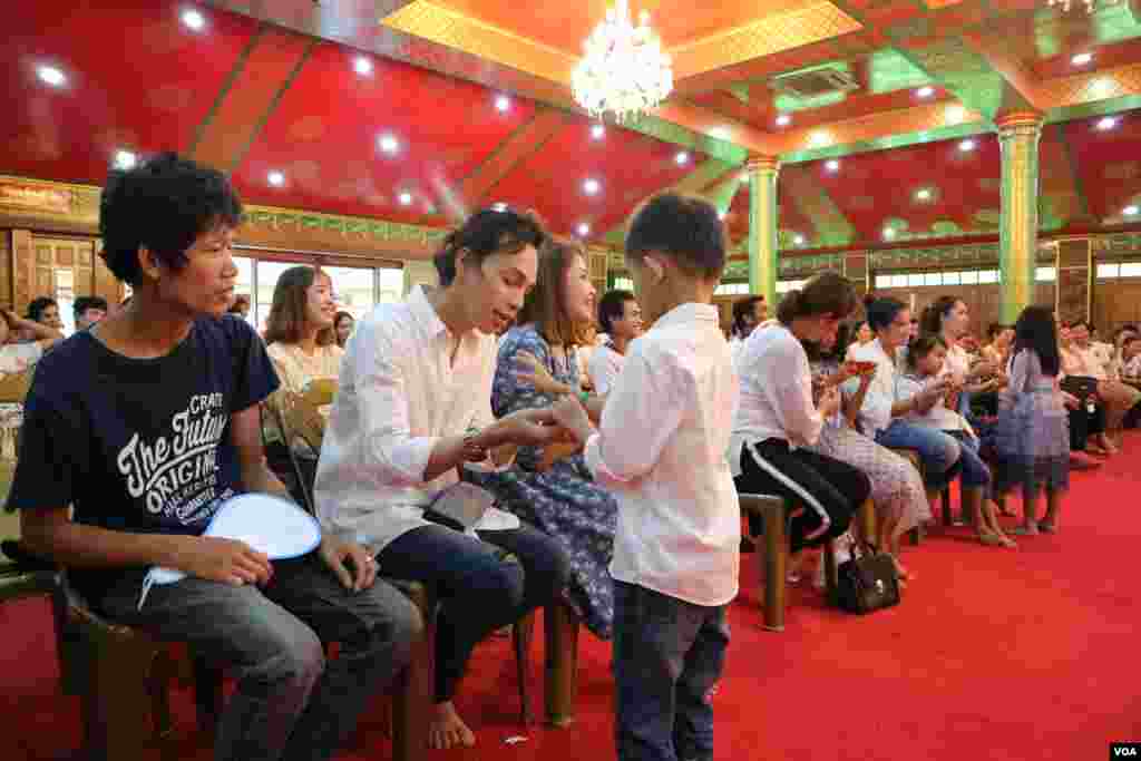 ពលរដ្ឋ​ខ្មែរ​ដែល​ភាគ​ច្រើន​ជា​ពលករ​ចំណាក​ស្រុក​ដែល​កំពុង​ធ្វើ​ការ​នៅ​ប្រទេស​ថៃ នាំគ្នា​ប្រារព្ធ​ពិធី​បុណ្យ​ភ្ជុំបិណ្ឌ នៅ​វត្ត​ស៊ីសុដារ៉ាម ក្នុង​ទីក្រុង​បាងកក នៅ​ថ្ងៃទី​២២​ ខែ​កញ្ញា ឆ្នាំ​២០១៩។ (កាន់ វិច្ឆិកា/VOA)