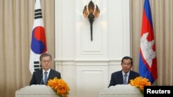 រូបឯកសារ៖ លោក Moon Jae-in (ឆ្វេង) ប្រធានាធិបតីកូរ៉េខាងត្បូង និង​លោកនាយករដ្ឋមន្ត្រី​ ហ៊ុន សែន ចូលរួម​ថ្លែង​ក្នុង​សន្និសីទ​សារព័ត៌មានរួមគ្នាមួយ បន្ទាប់ពីបានចុះហត្ថលេខាលើកិច្ចព្រមព្រៀងមួយចំនួន នៅវិមានសន្តិភាព រាជធានីភ្នំពេញ ថ្ងៃទី១៥ ខែមីនា ឆ្នាំ២០១៩។ 