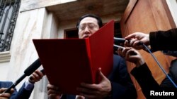 지난 2017년 9월 페루 정부가 김학철 북한대사 등에 대한 추방 명령을 통보한 후, 김 대사가 리마 주재 북한대사관 앞에서 기자회견을 했다. 페루 정부는 당시 북한이 반복적으로 유엔 안보리 결의를 위반하고 핵을 포기하지 않는다면서 추방 결정을 내렸다.