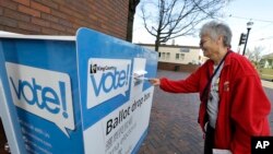 រូបឯកសារ៖ អ្នកស្រី Barb Kearney-Schupp ដាក់​សន្លឹកឆ្នោត​​បោះ​​​​តាម​ប្រៃសណីយ៍​របស់​អ្នកស្រី​នៅក្នុង​ប្រអប់​ប្រៃសណីយ៍មួយ កាលពី​ថ្ងៃទី៣ ខែវិច្ឆិកា ឆ្នាំ ២០១៦ ក្នុង​ទីក្រុងSeattle រដ្ឋ Washington។