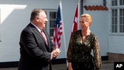 Presiden AS Mike Pompeo (kiri) disambut oleh Perdana Menteri Denmark Mette Frederiksen di Kastil Marienborg, Copenhagen, Denmark, 22 Juli 2020. (Foto: AP)
