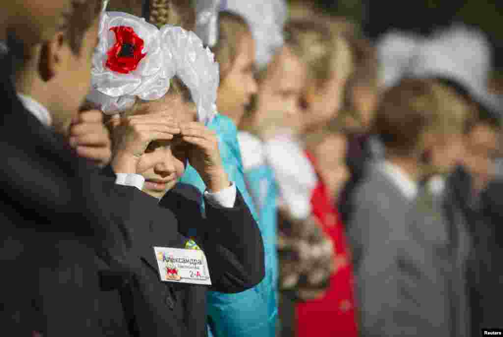 Ukrainalik o&#39;quvchilar yangi o&#39;quv yili boshganlanini nishonlamoqda, Makivka, sharqiy Ukraina, 1-oktabr, 2014-yil. 