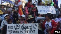 ក្រុមសកម្ម​ជនដីធ្លី​ និង​ពលរដ្ឋ​មកពីតំបន់​បឹងកក់​ប្រមាណ​ជាង​៤០​នាក់​ ប្រមូលផ្តុំគ្នានៅមុខ​សាលាឧទ្ធរណ៍​កាលពីថ្ងៃ​ ទី​ ៨​ ខែ សីហា​ ឆ្នាំ​ ២០១៧​​ ទាមទារ​ឲ្យ​តុលាការ​ដោះលែង​អ្នកស្រី​ ទេព​ វន្នី។ (ហ៊ុល រស្មី/VOA) 