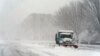Petugas kota membersihkan salju di jalanan dekat National Mall di Washington DC, Senin (3/1). 