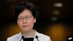 លោកស្រី Carrie Lam​ ទទួល​សំណួរ​ពី​អ្នកសារព័ត៌មាន នៅ​ក្នុង​សន្និសីទ​កាសែត​មួយ​នៅ​ក្នុង​ក្រុង​ហុងកុង កាលពី​ថ្ងៃទី២៧ ខែសីហា ឆ្នាំ២០១៩។