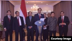 Presiden Jokowi memberikan keterangan pers di bandara Halim Perdanakusuma, Jakarta, Sabtu, 23 April 2016. (Foto: Biro Pers Kepresidenan)