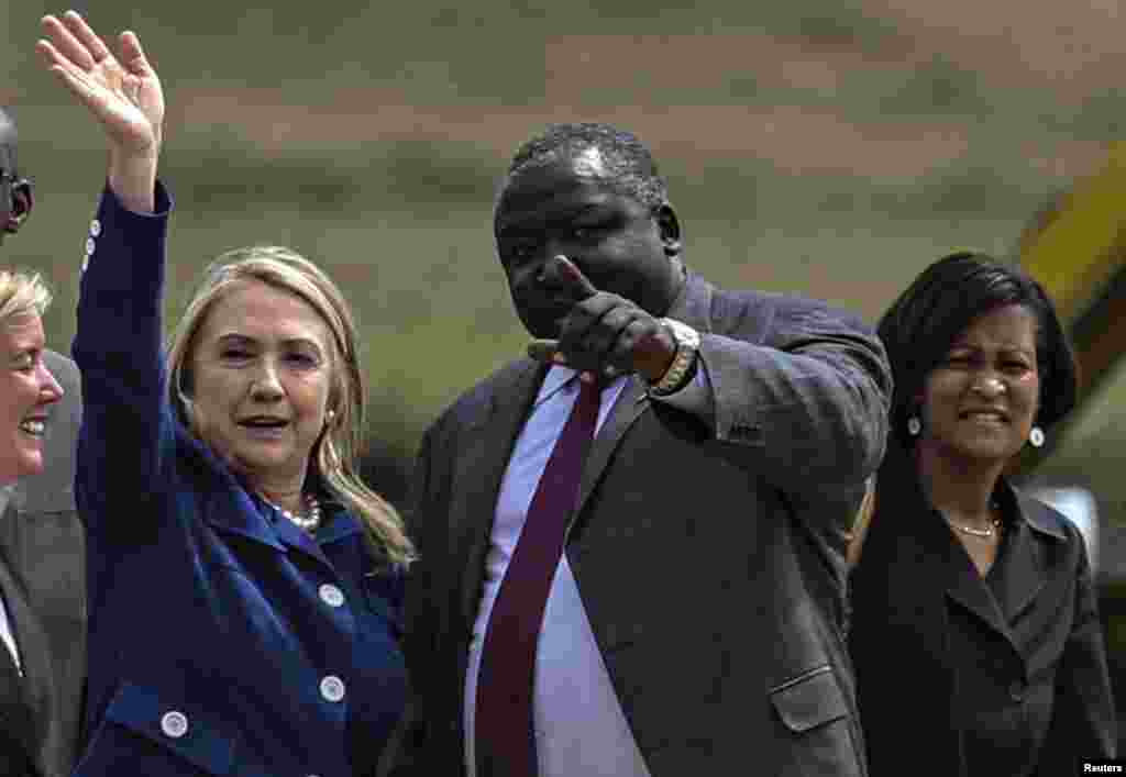 Hillary Clinton is met by Uganda&#39;s Foreign Affairs Minister Okello Oryem upon arrival at Entebbe International Airport, August 3, 2012. 