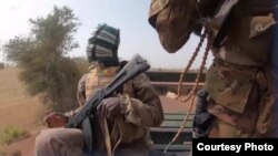 የማሊ ወታደሮች በእንቅስቃሴ ላይ (ፎቶ ፋይል፣ ቪኦኤ)