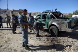 지난해 9월 아프가니스탄 파르완주에서 경찰이 탈레반의 자살폭탄 공격 현장을 조사하고 있다.