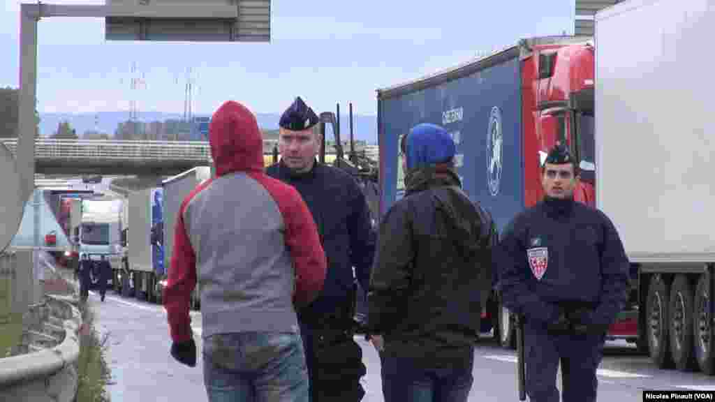 Deux policiers font face à deux migrants près de Calais, 14 octobre 2015 (Nicolas Pinault/VOA). &nbsp;