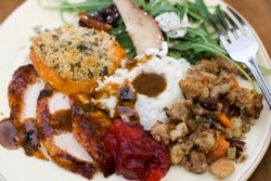 Hidangan tradisional Thanksgiving di AS termasuk daging kalkun, gravy, cranberry sauce, mashed potatoes, dan lain-lainnya (foto: ilustrasi).