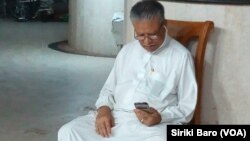 Un pèlerin tunisien laisse des messages vocaux à sa famille sur messenger à la Mecque, 24 août 2017. (VOA/Siriki Baro)