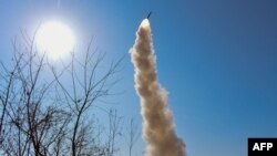 북한이 지난 2일 서해에서 신형 지대공 미사일을 시험발사하고 있다. 조선중앙통신이 다음날 공개한 사진.