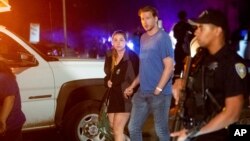 ប៉ូលិស​ជម្លៀស​មនុស្ស​ចេញ​ពី​ឧទ្យាន Christmas Hill Park បន្ទាប់​ពី​មាន​ការ​បាញ់​ប្រហារ​ដ៏​ប្រល័យ​មួយ នៅ​ក្នុង​ពិធី​ម្ហូប​អាហារ ក្នុង​ក្រុង Gilroy រដ្ឋ​កាលីហ្វ័រញ៉ា កាលពី​ថ្ងៃទី២៨ ខែកក្កដា ឆ្នាំ២០១៩។