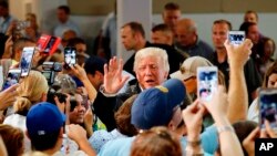 Presiden Donald Trump menemui sejumlah warga Puerto Riko korban topan, (03/10/17).