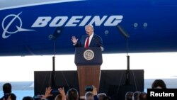Presiden AS Donald Trump berbicara di depan para pekerja Boeing di fasilitas produksi Boeing di North Charleston, South Carolina, Jumat (17/2).