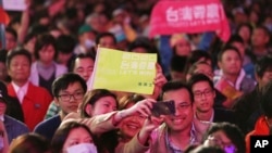 Para pendukung dari Presiden Taiwan Tsai Ing Wen berkumpul di Taipei untuk menyaksikan hasil perhitungan awal pemilu, pada 11 Januari 2020. (Foto: AP/Chiang Ying-ying)