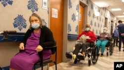 Penghuni rumah lansia membuat antrean untuk vaksin penyakit virus corona di Harlem Center for Nursing and Rehabilitation, sebuah fasilitas rumah lansia, 15 Januari 2021, di Harlem, New York. (Foto: AP)