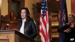 Gubernur Michigan Gretchen Whitmer saat berpidato di Lansing, Mich., Kamis, 8 Oktober 2020. (Foto: AP)