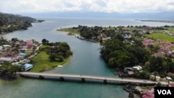 Suasana kota Tentena, dengan aliran sungai yang mengalir dari Danau Poso di Kabupaten Poso, Provinsi Sulawesi Tengah. (Foto: VOA/Yoanes Litha)