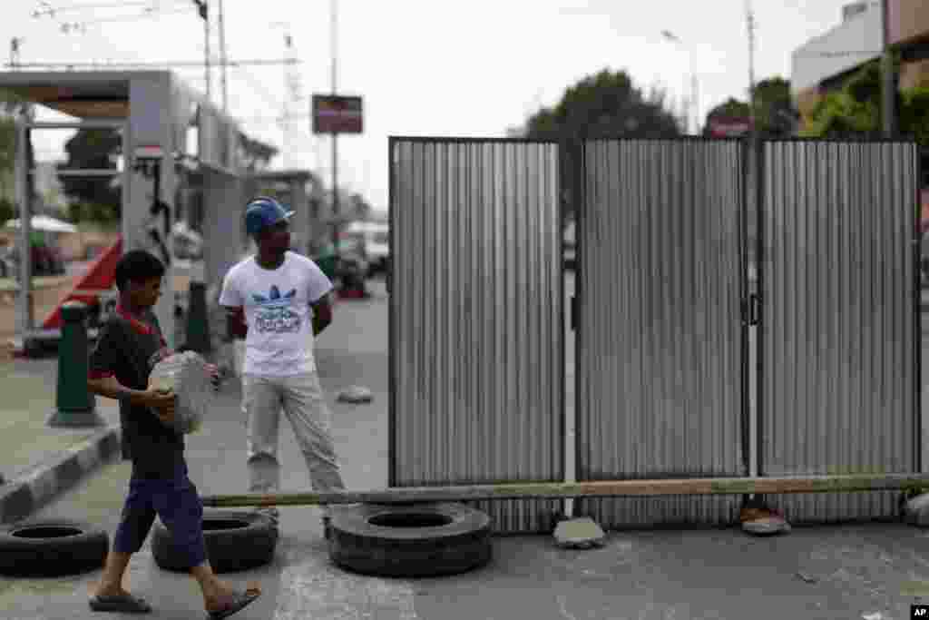 Opponents of Egypt&#39;s Islamist President Mohammed Morsi guard the entrance of the presidential palace, July 2, 2013. 