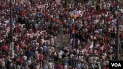 Polisi bentrok dengan ribuan demonstran di Athena, Rabu (26/9).