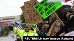 미국 워싱턴주 에버렛 소재 보잉사 근로자들이 지난 10월 사측의 코로나 백신 의무화 조치에 반대하는 시위를 벌이고 있다. 
