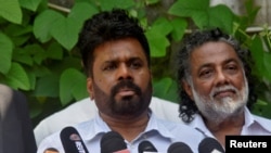 有望赢得斯里兰卡总统大选的迪萨纳亚克投完票后，向媒体发表讲话。(路透社：2024年9月21日)