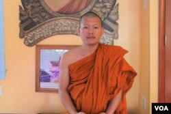 ព្រះ​តេជគុណ លី ចិន្តា ក្នុង​កម្មវិធីរលឹក ខួប​ ១០ ឆ្នាំ​នៃ​សេចក្ដី​ប្រកាស​របស់​អង្គ​ការសហ​ប្រជាជាតិ​ស្ដី​ពី​សិទ្ធិ​របស់​ជន​ជាតិ​ដើម នៅ​វត្ត​ខ្មែរ​សូរិយរង្សី ក្នុង​ទីក្រុង​ Philadelphia រដ្ឋ Pennslyvania សហរដ្ឋ​អាមេរិក​ កាល​ពី​ថ្ងៃសៅរ៍ ទី២៩ ខែ​មេសា ឆ្នាំ ២០១៧។ (សឿន វឌ្ឍនា/VOA)