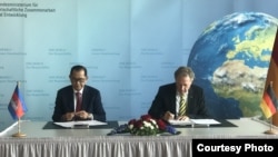 លោក​ Norbert Barthle តំណាងគណៈប្រតិភូអាល្លឺម៉ង់ និងលោកឈៀង យ៉ាណារ៉ា ​​នៃក្រុម​ប្រឹក្សា​អភិវឌ្ឍន៍​កម្ពុជា ចុះហត្ថលេខាលើកិច្ចសហប្រតិបត្តិការអភិវឌ្ឍរវាងប្រទេសទាំងពីរនៅទីក្រុងប៊ែឡាំង ប្រទេសអាល្លឺម៉ង់ ថ្ងៃទី១៥ ខែឧសភា ឆ្នាំ២០១៩។ (រូបថតដោយក្រុមប្រឹក្សាអភិវឌ្ឍន៍កម្ពុជា) 