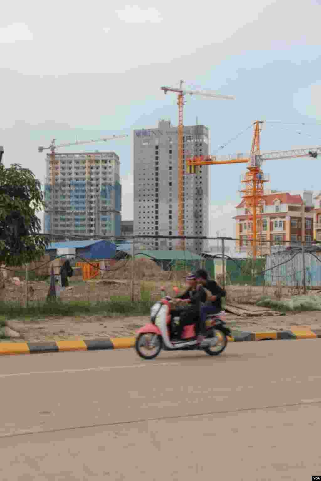 The construction of skyscraper in Phnom Penh, September 29, 2014. (Nov Povleakhena/VOA Khmer) 