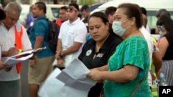 Dalam foto yang diambil dari video ini, orang-orang terlihat berkumpul di luar pusat operasi kesehatan darurat, Kamis, 5 Desember 2019, Apia, Samoa. (Foto: AP)