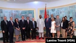 La délégation de sénateurs américains reçue par le président Roch Kaboré à Ouagadougou, le 8 avril 2018. (VOA/Lamine Traoré)