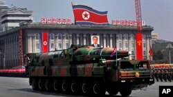 북한이 지난 2012년 4월 태양절 기념 열병식에서 공개한 이동형 대륙간탄도미사일. (자료사진)