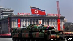 북한이 지난 2012년 4월 태양절 기념 열병식에서 공개한 이동형 대륙간탄도미사일. (자료사진)