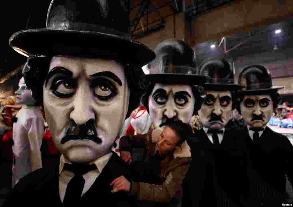 បុគ្គលិក​ម្នាក់​ពិនិត្យ​មើល​រួប​តំណាង​លោក​ Charlie Chaplin ក្នុង​ការ​ត្រៀម​សម្រាប់ក្បួន​ដង្ហែរ​ក្នុង​ទីក្រុង​ Nice​ ប្រទេស​បារាំង។