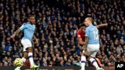 Anthony Martial dari Manchester United, kanan kedua, mencetak gol kedua bagi timnya selama pertandingan sepak bola Liga Primer Inggris antara Manchester City dan Manchester United di stadion Etihad di Manchester, Inggris, Sabtu, 7 Desember 2019. (Foto: AP)