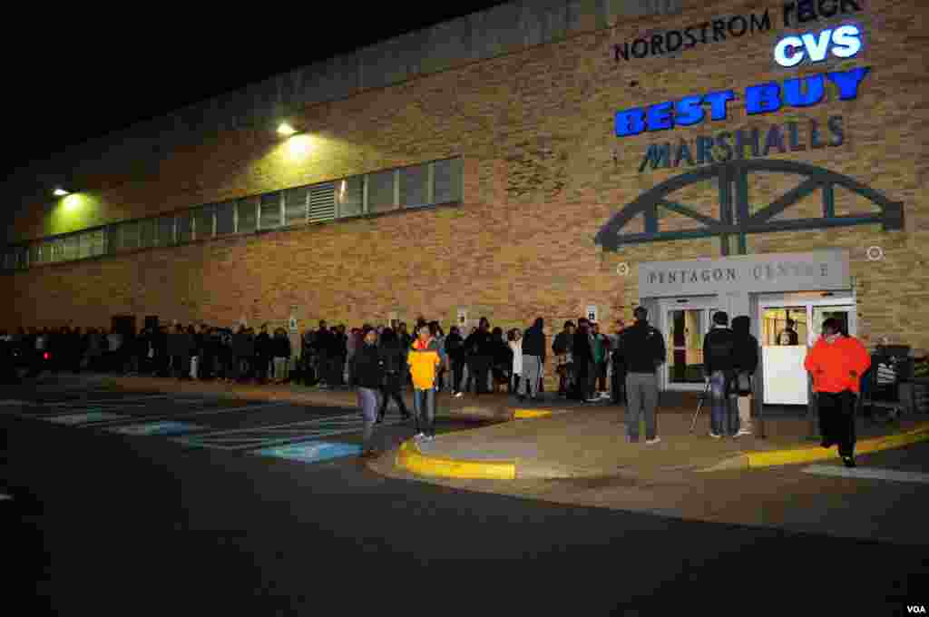 Warga berbelanja pada hari diskon Black Friday di Arlington, Virginia (22/11). (D. Manis/VOA) 