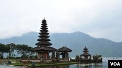 Pura Ulun Danu Bratan, di dekat kawasan Bedugul, Bali (foto: dok). Aktivis lingkungan menolak rencana pembangunan geothermal Bedugul karena Bedugul merupakan kawasan resapan air bagi Bali.