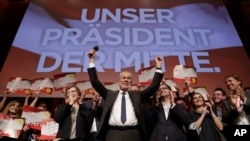 Presidential candidate Alexander Van der Bellen celebrates his victory in Sunday's presidential election with supporters in Austria's capital Vienna, Dec. 4, 2016. Van der Bellen beat his far-right opponent Norbert Hofer by a seven percent margin. The sig