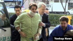 5일 흉기 습격을 당한 마크 리퍼트 주한 미국 대사가 서울 서대문구 신촌세브란스 병원으로 들어가고 있다.