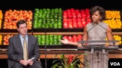 Ibu Negara Michelle Obama dan CEO jaringan ritel Walmart, Bill Simon saat meluncurkan program makanan sehat.