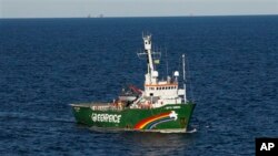 Kapal Greenpeace"Arctic Sunrise" terlihat di Teluk Meksiko di Pesisir Pantai Louisiana (15/10/2010). Saat itu Greenpeace mengecam pernyataan yang menyatakan bahwa teluk itu telah bersih dari tumpahan minyak akibat ledakan kilang minyak BP.