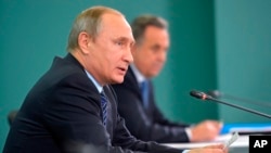 Presiden Rusia, Vladimir Putin berjanji akan melakukan penyelidikan penuh soal tuduhan doping yang melibatkan federasi atletik Rusia. Putin didampingi Menteri Olahraga Vitaly Mutko memberikan pengarahan di kota Sochi, Rabu (11/11).