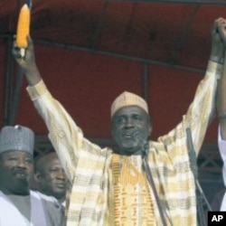 Opposition candidate of the All Nigeria People's Party (ANPP) Ibrahim Shekarau (L) raises his hands after Shekarau's nomination as the presidential candidate during the party's primaries in the capital Abuja, 15 Jan 2011.