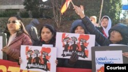 စစ်အာဏာသိမ်း(၄)နှစ်ပြည့်အဖြစ် အမေရိကန်နိုင်ငံ ဝါရှင်တန်ဒီစီ မြန်မာသံရုံးရှေ့ ဆန့်ကျင်ဆန္ဒပြနေကြသူများ (Photo: Anti-Dictatorship Burma)