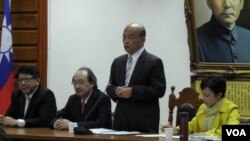 苏贞昌立院党团会上做动员(右2 美国之音申华拍摄)