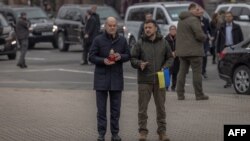 Украинскиот претседател Володимир Зеленски и германскиот премиер Олаф Шолц за време на комеморацијата за паднатите украински и странски војници на Плоштадот на независноста во Киев, Украина (2 декември 2024 година)