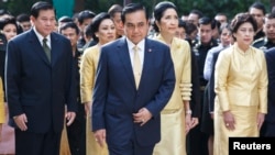 Thailand's Prime Minister Prayuth Chan-ocha (C), his wife Naraporn Chan-ocha (2nd R) and his cabinet pray for the health of Thailand's revered King Bhumibol Adulyadej, at the Siriraj hospital in Bangkok, Oct. 6, 2014.